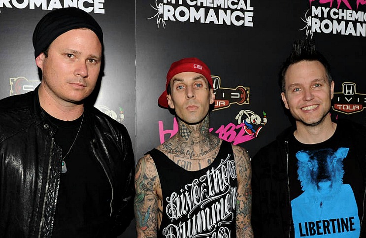 Potret Tom DeLonge dengan Mark Hopper dan Travis Barker di depan backdrop hitam