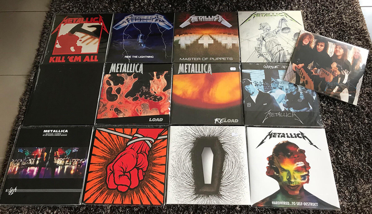 Deretan album vinyl yang telah dikeluarkan oleh Metallica.